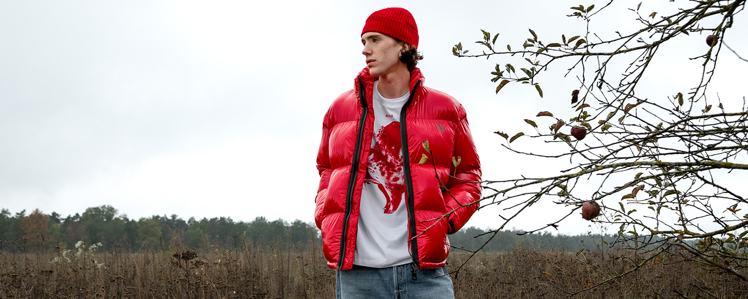 Rote Daunenjacke mit Printshirt – auffälliger Streetstyle für kühle Tage.