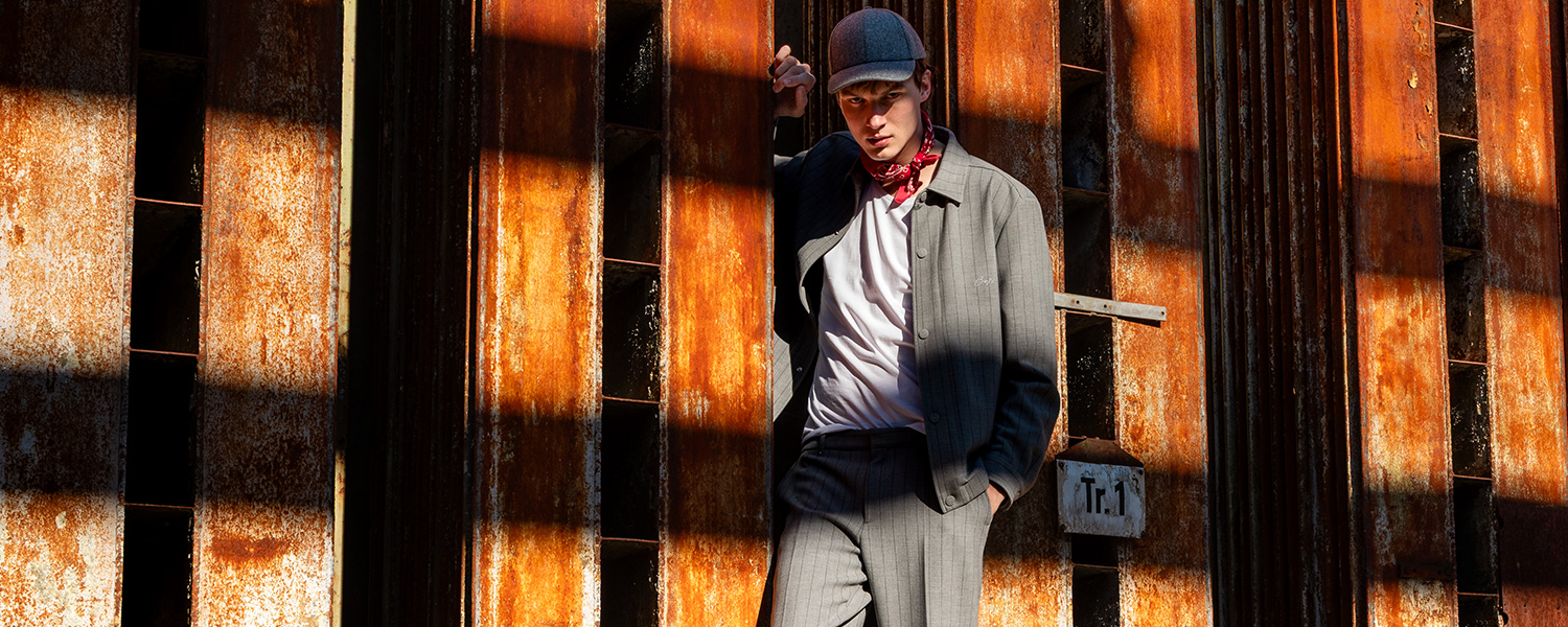 Sportiver Blazer-Look mit Cap und Tuch – urban, trendbewusst und modern.