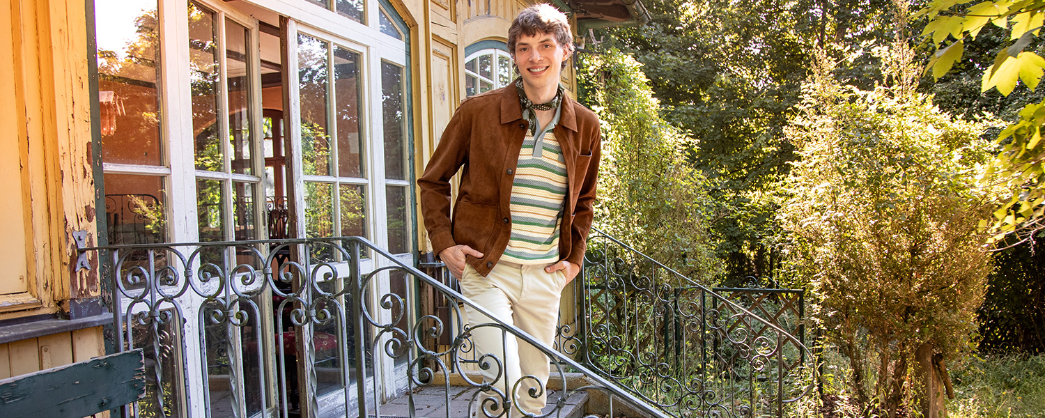 Chinohose mit gestreiftem Pullover – klassischer Look mit modernem Twist.