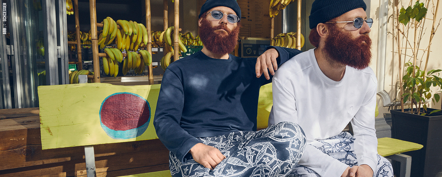 Zwei Langarmshirts im Doppelpack – moderne Basics in Schwarz und Weiß für einen lässigen Look.