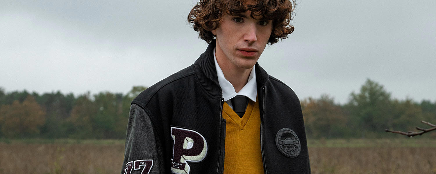 Moderner Pullunder-Look mit College-Jacke – stilvoll kombiniert für kühle Tage.