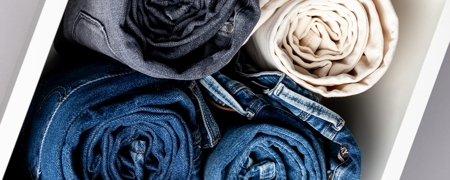 Gerollte Jeans in verschiedenen Farbtönen – kompakter Denim-Mix mit Struktur.