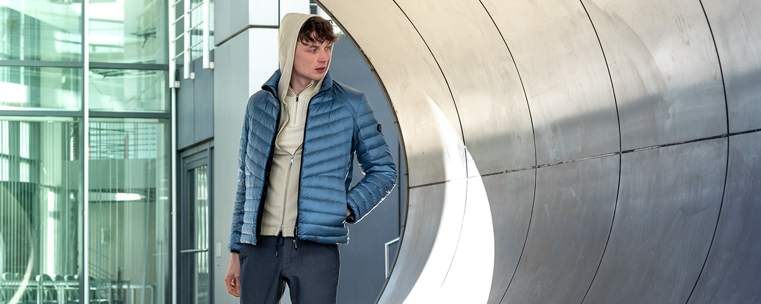 Steppjacke in Blau mit Kapuze – sportiv und funktional für kühle Tage.