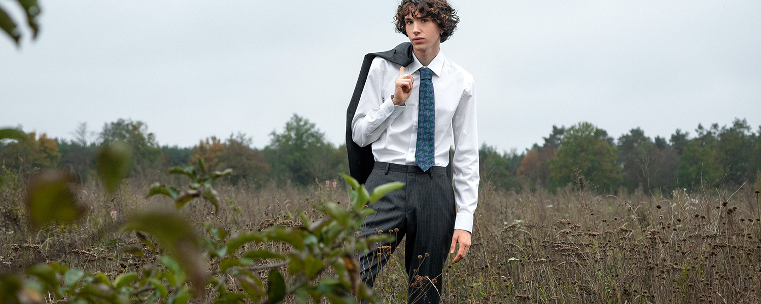 Businesshose in Grau mit weißem Hemd – eleganter Stil für Büro und Anlass.