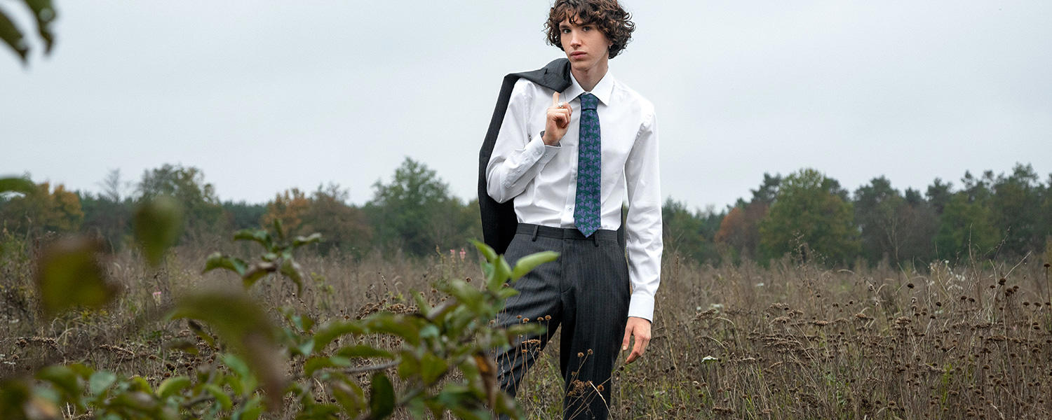 Businesshose in Grau mit weißem Hemd – eleganter Stil für Büro und Anlass.