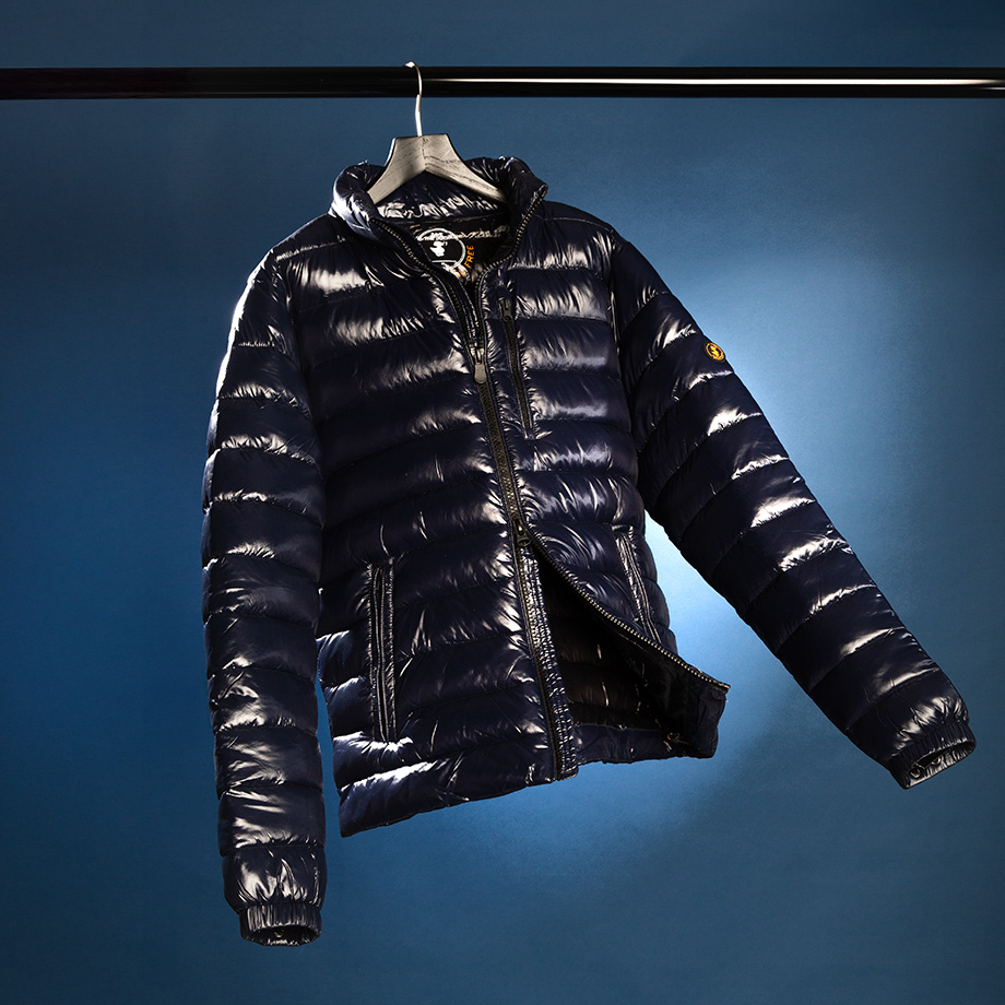 Dunkelblaue Steppjacke mit Glanzoptik, sportlich-lässiger Look für Freizeit und Übergang.