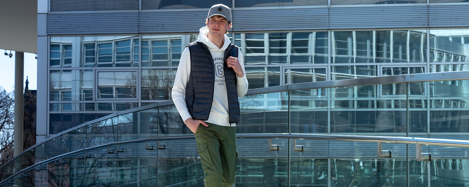 Cargohose mit Hoodie und Steppweste – sportlich-urbaner Freizeit-Look.