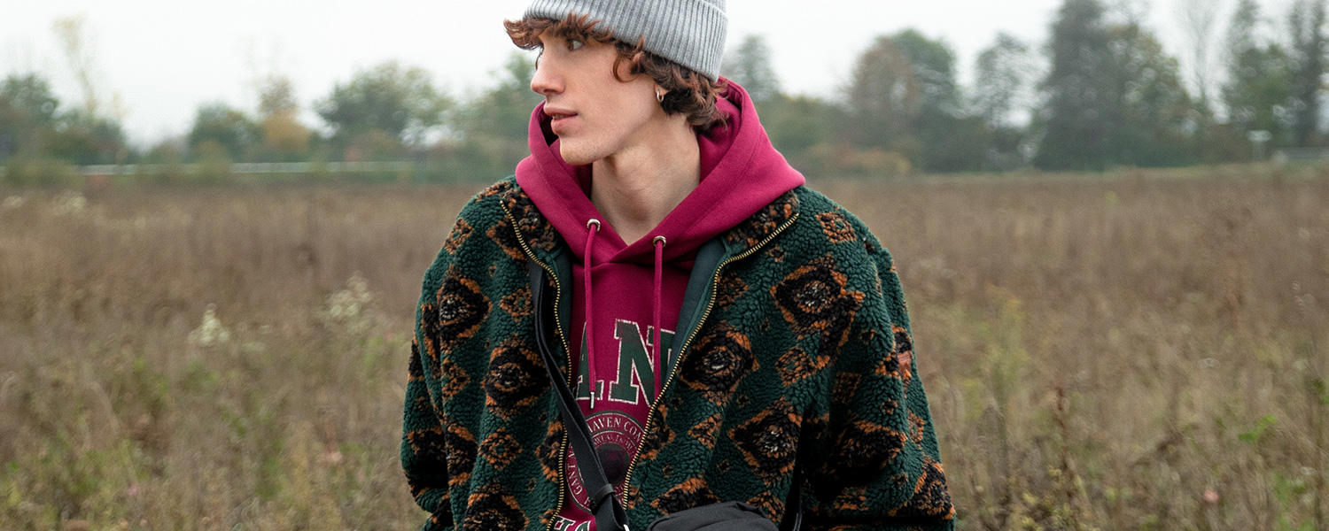 Übergangsjacke im Retro-Stil – gemusterter Fleece mit Hoodie und Beanie.