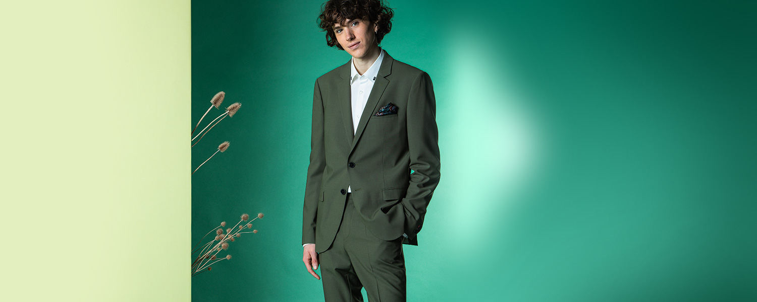 Grüner Anzug mit weißem Hemd – moderner Business-Casual-Look mit leichtem Retro-Charme.