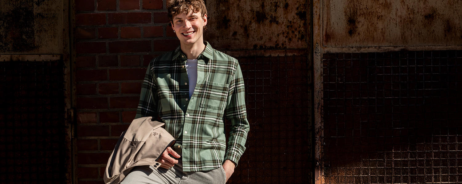Grünes Karohemd mit T-Shirt – moderner Casual-Style mit klassischem Muster.