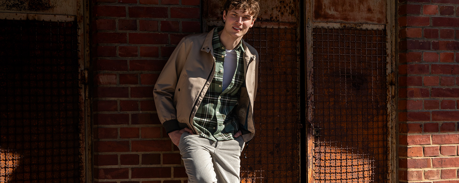 Blousonjacke in Beige mit Karoshirt – lässiger Freizeitstil mit Retro-Charme.