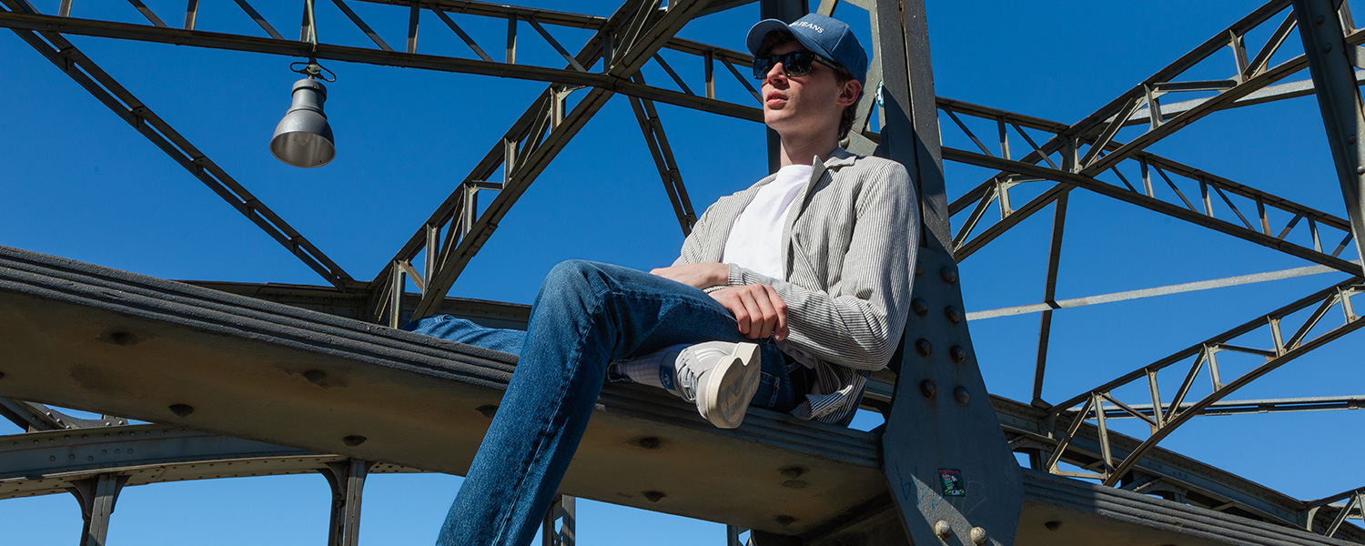 Jeans-Look mit Cap und Hemd – moderner Freizeitstil mit urbanem Touch.