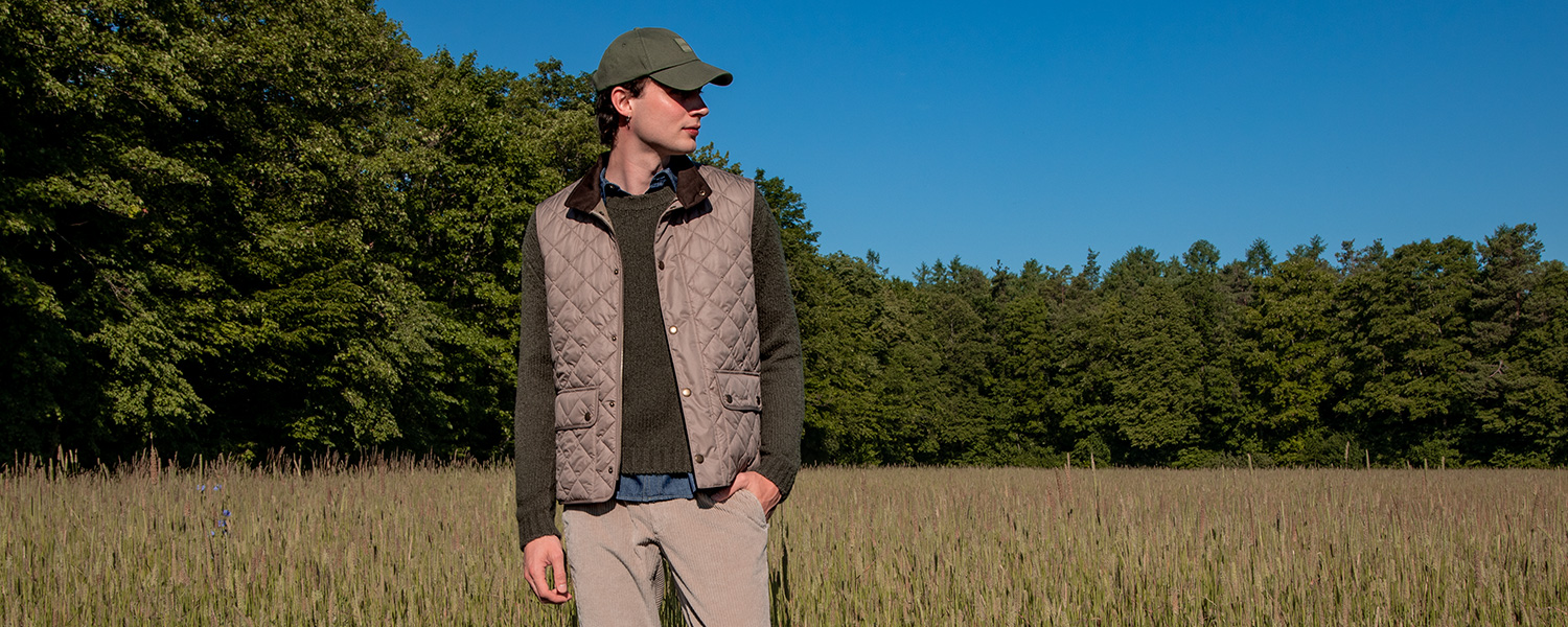 Weste mit Strickpullover – klassischer Outdoor-Look in Naturtönen.