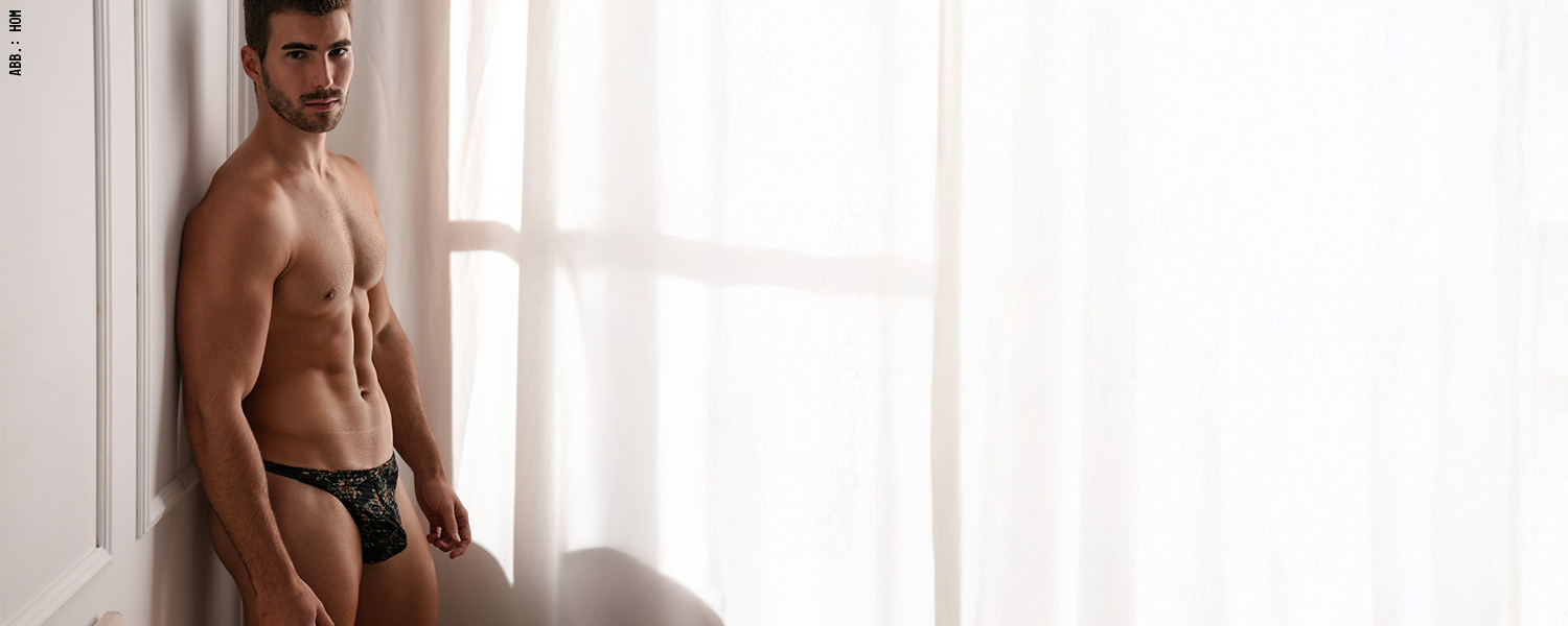 Mann in gemusterter Slip-Unterhose, dezenter und stilvoller Loungewear-Look.