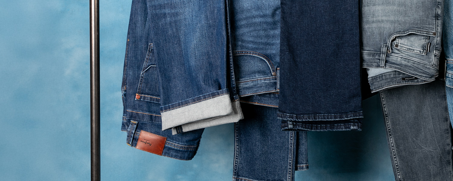 Denim-Vielfalt an der Kleiderstange – verschiedene Blautöne für jeden Anlass.