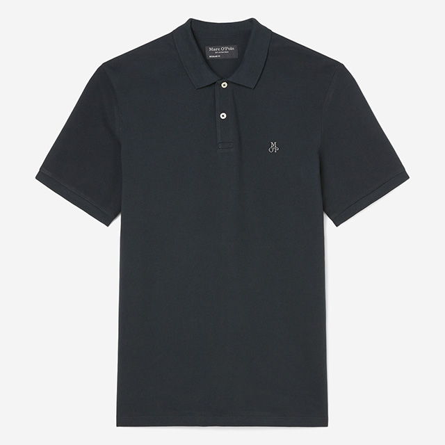 Dunkelblaues Herren-Poloshirt mit kurzen Ärmeln und dezentem Logo-Stitching – sportlich-eleganter Klassiker von Marc O’Polo.