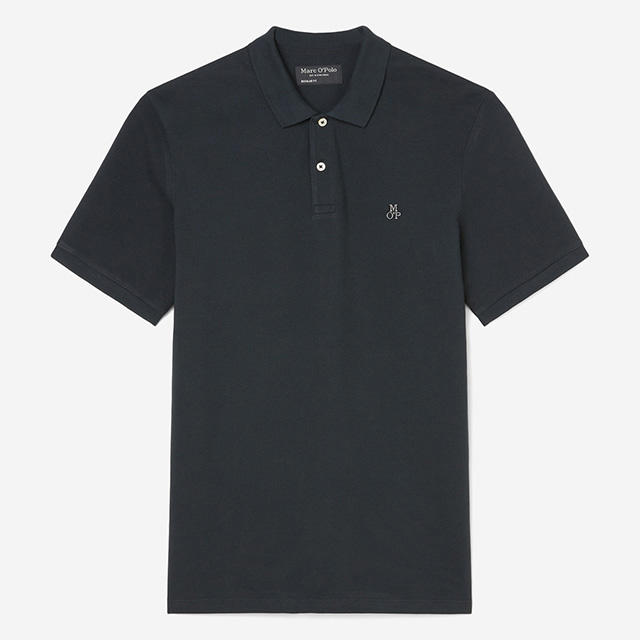 Dunkelblaues Herren-Poloshirt mit kurzen Ärmeln und dezentem Logo-Stitching – sportlich-eleganter Klassiker von Marc O’Polo.