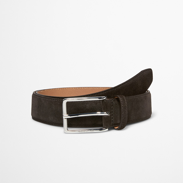 Herren-Gürtel aus dunkelbraunem Veloursleder mit silberner Dornschließe – elegantes Accessoire von Marc O’Polo bei Herrenausstatter.de.