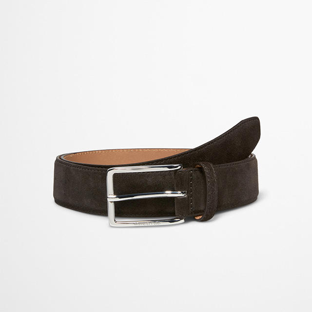 Herren-Gürtel aus dunkelbraunem Veloursleder mit silberner Dornschließe – elegantes Accessoire von Marc O’Polo bei Herrenausstatter.de.