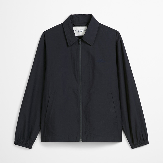 Schlichte dunkelblaue Herrenjacke mit Reißverschluss und Kragen – zeitloser Look von Marc O’Polo für Übergangszeiten.