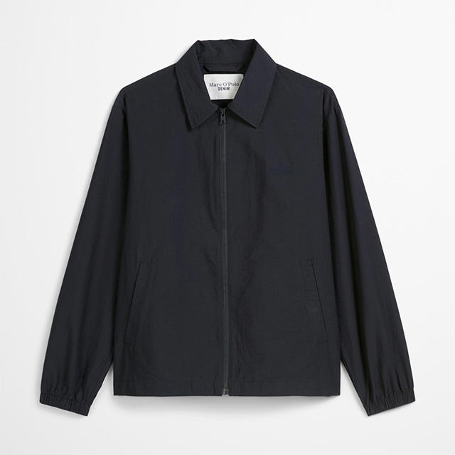 Schlichte dunkelblaue Herrenjacke mit Reißverschluss und Kragen – zeitloser Look von Marc O’Polo für Übergangszeiten.