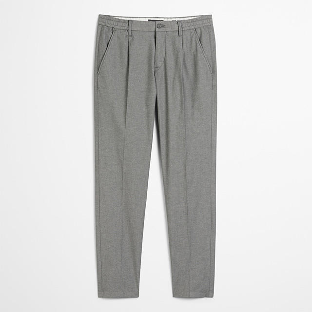 Modische Herren-Chinohose in klassischem Grau mit eleganter Bügelfalte – perfekt für smarte Casual-Looks.