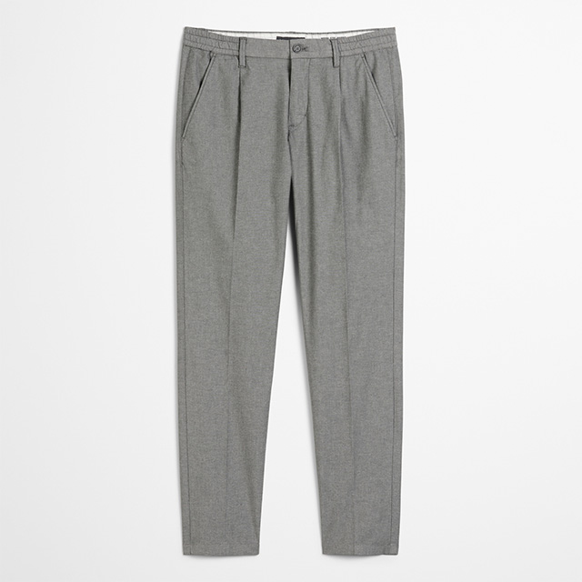 Graue Herren-Chinohose mit Bügelfalten und seitlichen Eingrifftaschen – stilvolle Business-Casual Mode von Marc O’Polo.