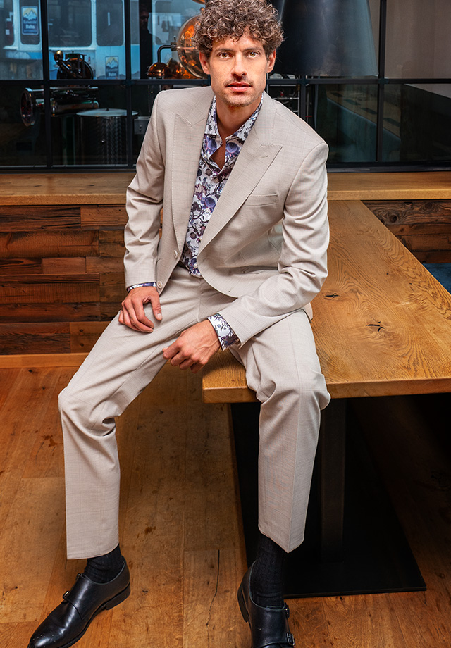 Hellbeiger Anzug aus Wolle, gemustertes Hemd, festlich getragen