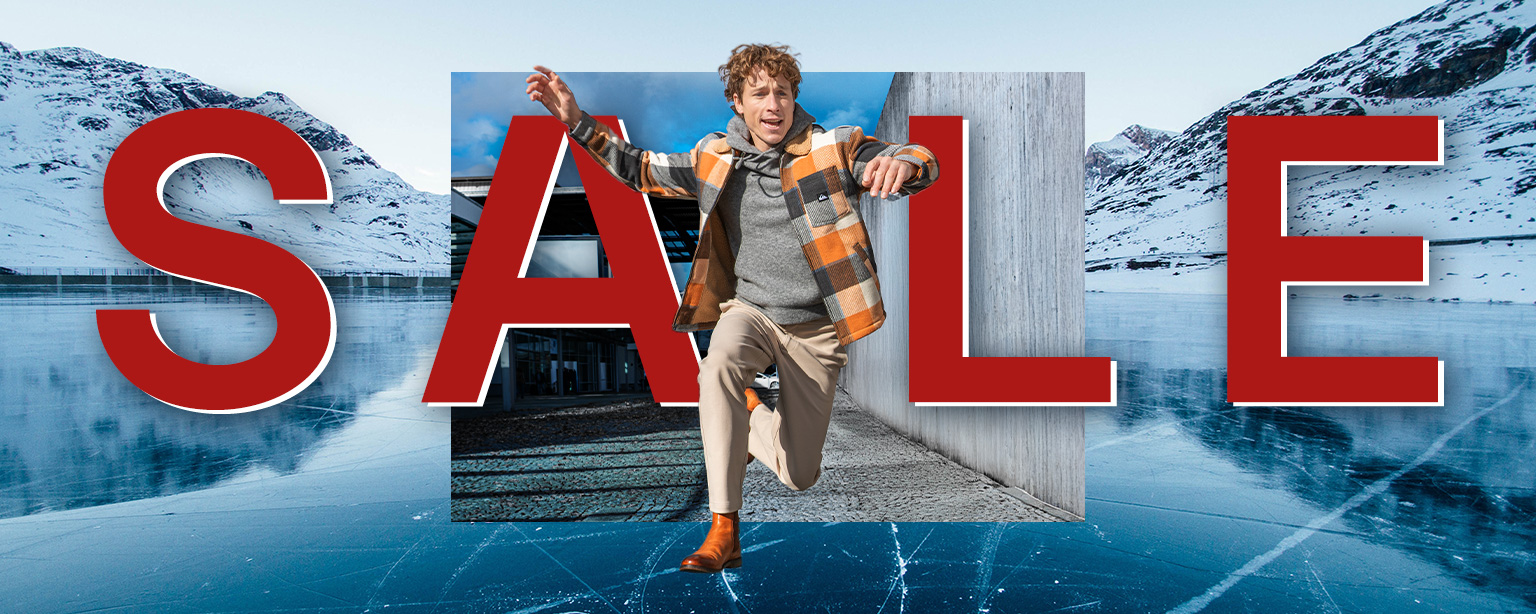 Im Vordergrund ein Mann in beige-orange karierter Wolljacke und grauem Pullover, winterlicher Hintergrund mit Sale Schriftzug