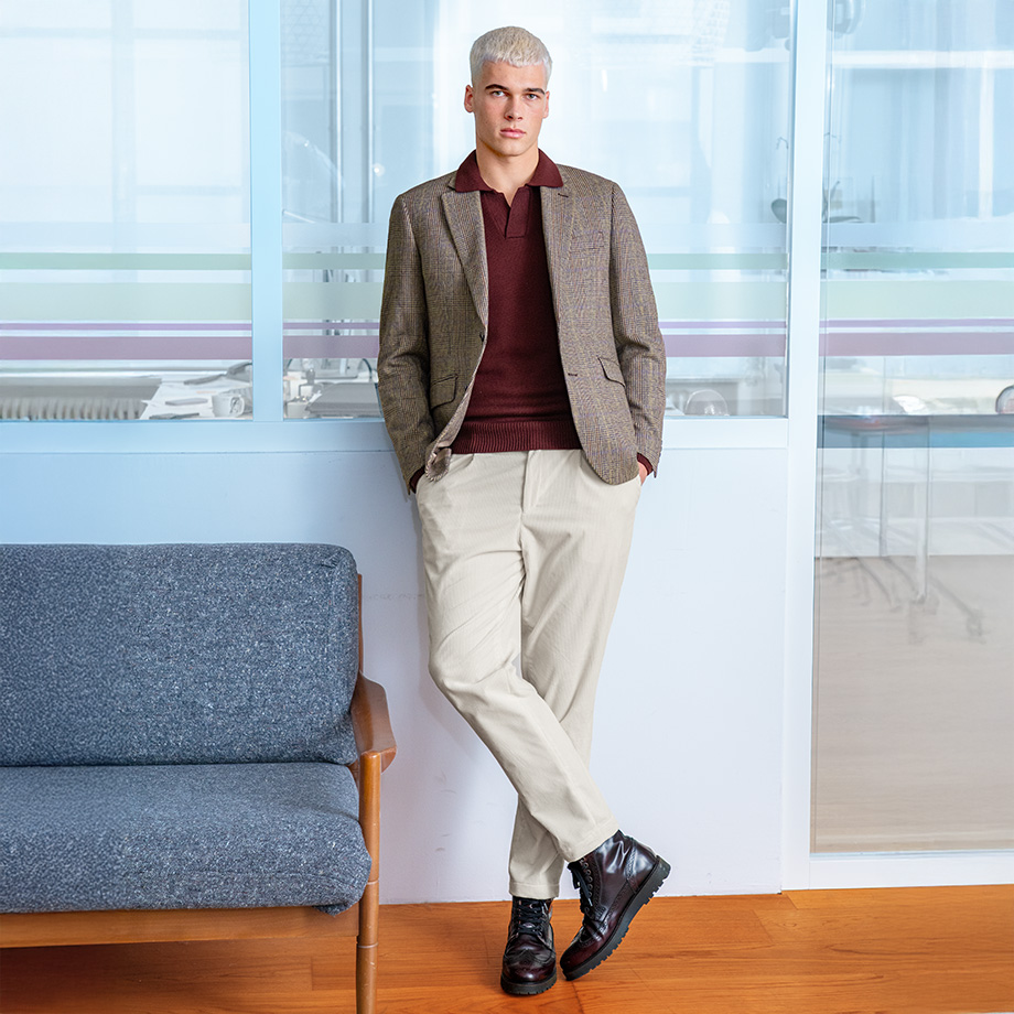 Braun kariertes Sakko über weinrotem Poloshirt, leger im Büro getragen