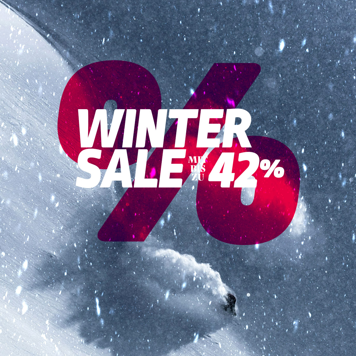 Schneebedecktes Winterlandschaftsmotiv mit Schriftzug 'Winter Sale' in Rot und Weiß