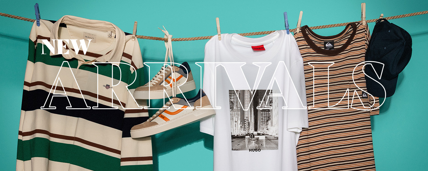 Gestreiftes Poloshirt in Grün-Creme, weißes T-Shirt mit Print, gestreiftes Tank-Top, beige Sneakers, blaue Kappe