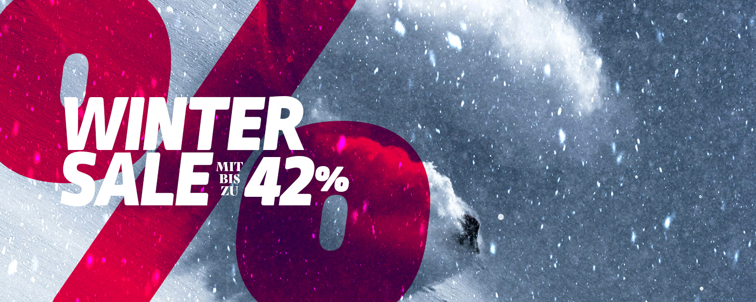 Schneebedecktes Winterlandschaftsmotiv mit Schriftzug 'Winter Sale' in Rot und Weiß