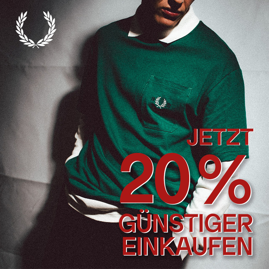 Mann in grünem T-Shirt von Fred Perry mit weißem Kragen und Brusttasche aus Baumwolle