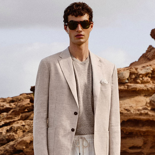 Hellgrauer Leinenblazer über grauem T-Shirt, getragen im Freien