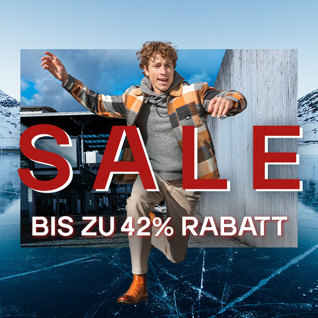 Herrenmode-Sale mit Wintermotiv: Mann im karierter Jacke und Hoodie springt vor eisiger Berglandschaft, großer Schriftzug ‚SALE – bis zu 42 % Rabatt‘.