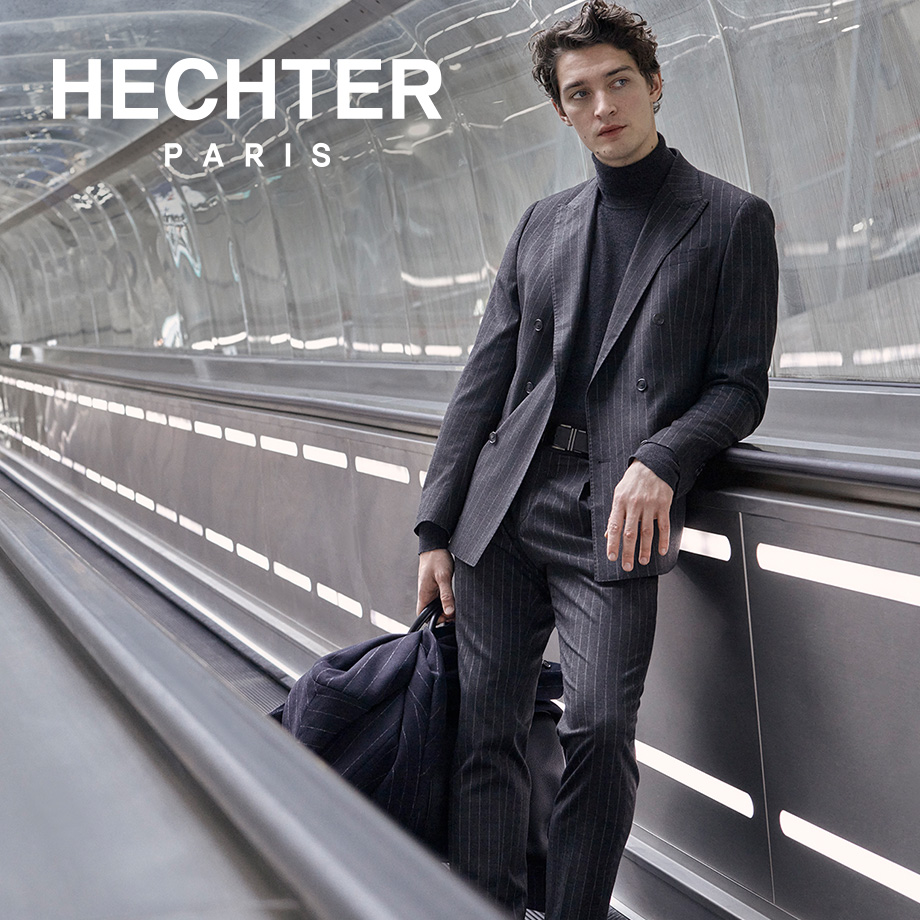 Grau gestreifter Anzug mit Rollkragenpullover, Mann in urbanem Umfeld auf Rolltreppe