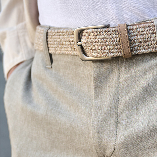 Hellbrauner Flechtgürtel aus Leder, kombiniert mit beiger Hose, klassischer Look