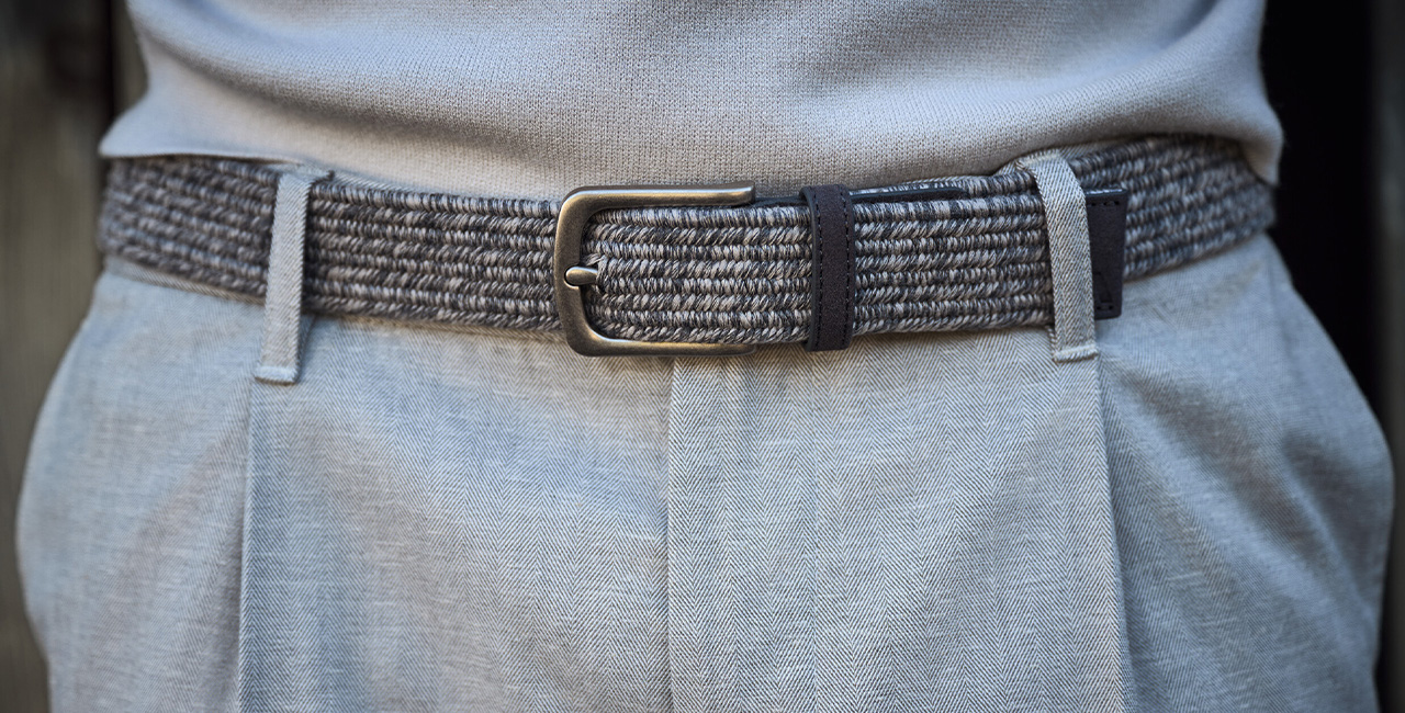 Geflochtener Herrengürtel in Grau, getragen mit grauer Leinenhose