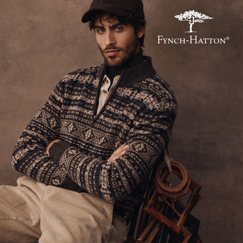 Herr mit Norweger-Strickpullover in Blau-Beige-Muster aus Wolle, lässig präsentiert