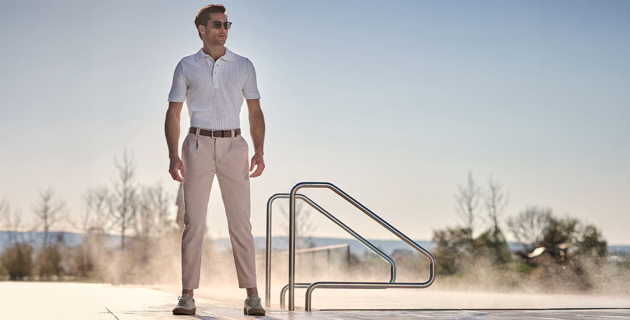 Weißes Kurzarm-Poloshirt mit Strukturmuster, beigefarbene Chinohose, leger getragen