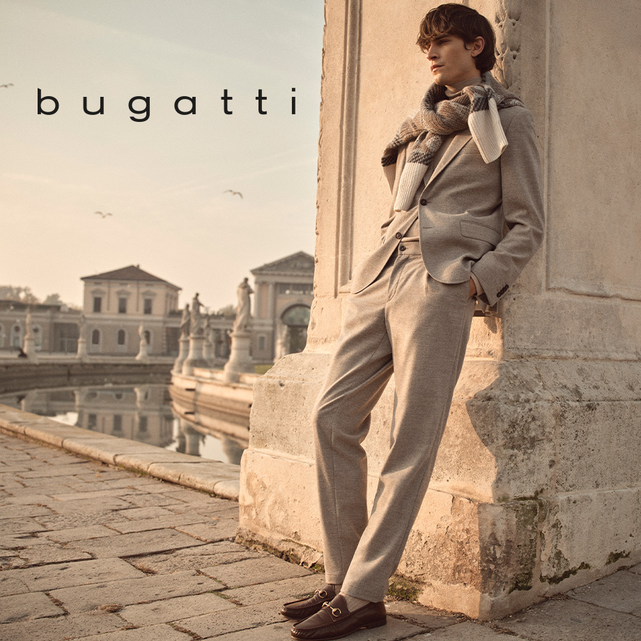 Grau-melierter Anzug aus Baumwollmix, leger mit Schal getragen