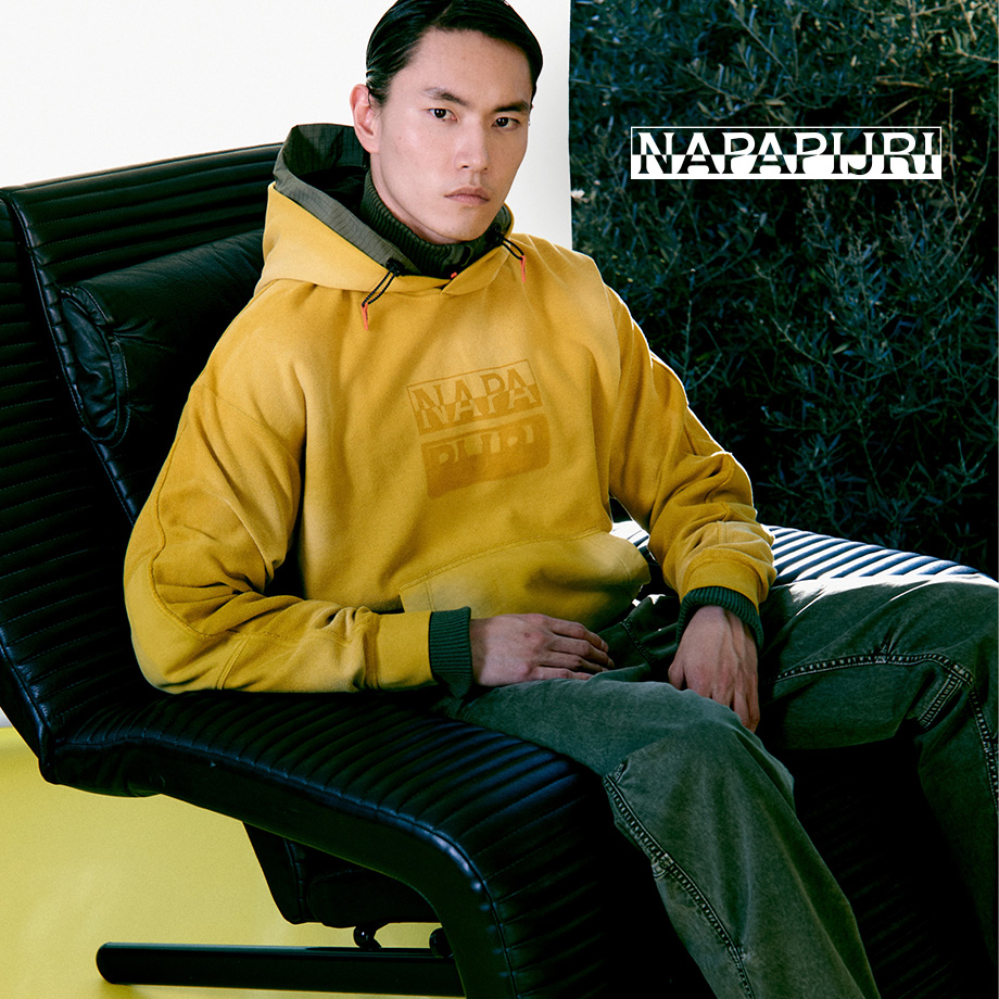 Hellgelbes Kapuzen-Sweatshirt aus Baumwolle, casual im Sessel getragen