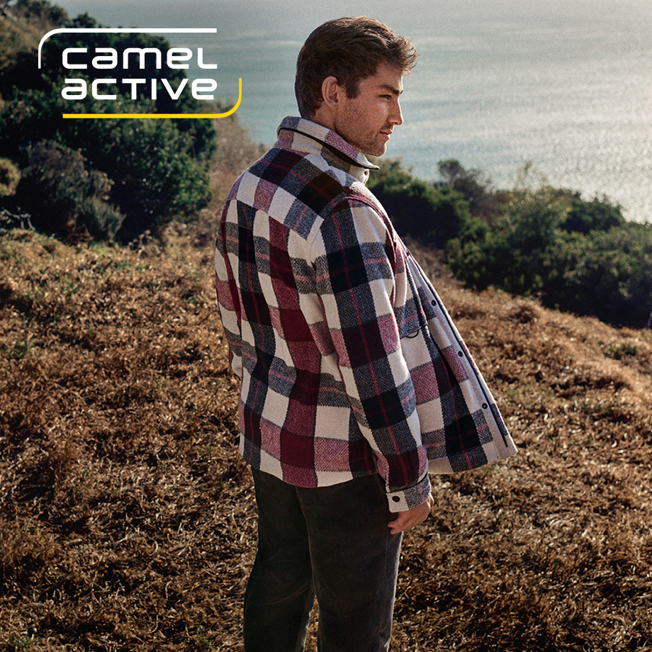 Mann in kariertem Hemdjacke in Rot, Blau, Weiß, aus Baumwolle, lässig in der Natur getragen