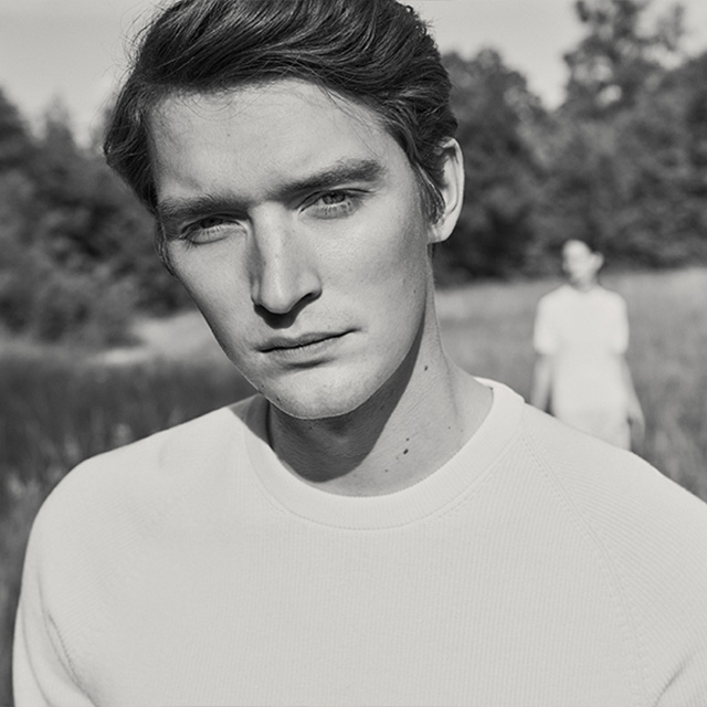 Weißer Pullover aus Baumwolle, klassisch geschnitten, im Freien getragen