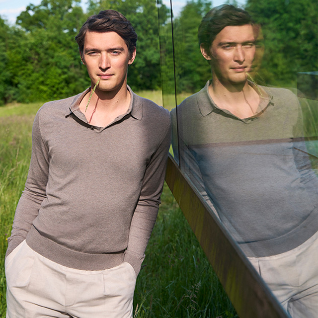 Beiger Strickpullover aus Baumwolle, leger im Freien getragen