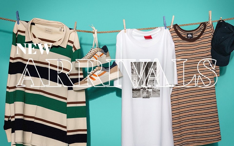 Gestreiftes Poloshirt in Grün-Creme, weißes T-Shirt mit Print, gestreiftes Tank-Top, beige Sneakers, blaue Kappe