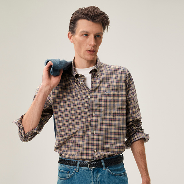 Kariertes Herrenhemd in Braun und Blau, aus Baumwolle, lässig mit Jeans getragen