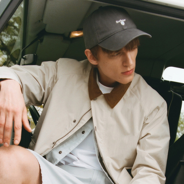 Mann in hellbeige Jacke mit braunem Kragen & Cap, getragen von Mann im Auto, legere Präsentation