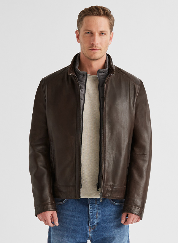 Mann in brauner Lederjacke mit Zipper, über grauem Pullover, lässig getragen